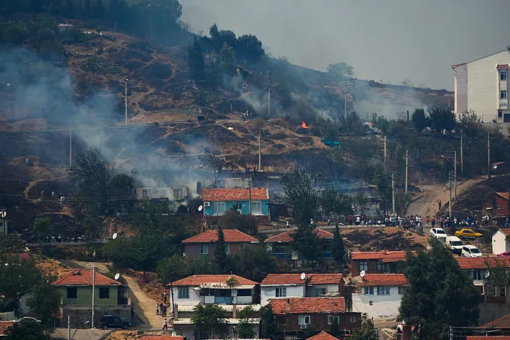 İzmir'de alevler yerleşim yerlerine sıçradı! Bazı evler yandı