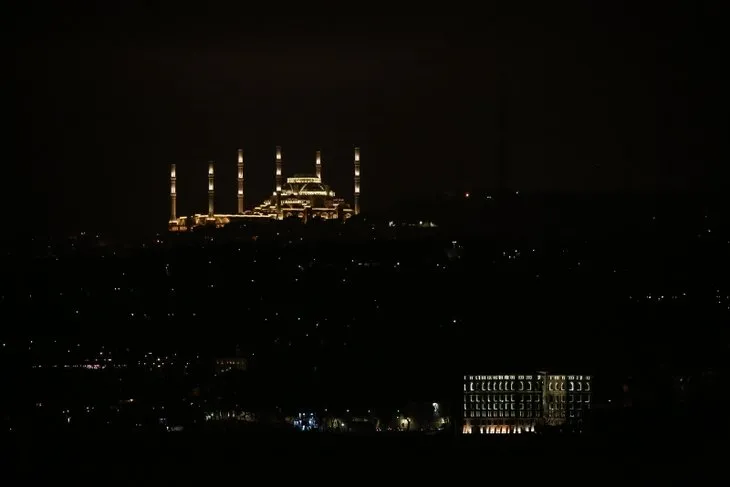 Çamlıca Cami'de ilk ezan okundu