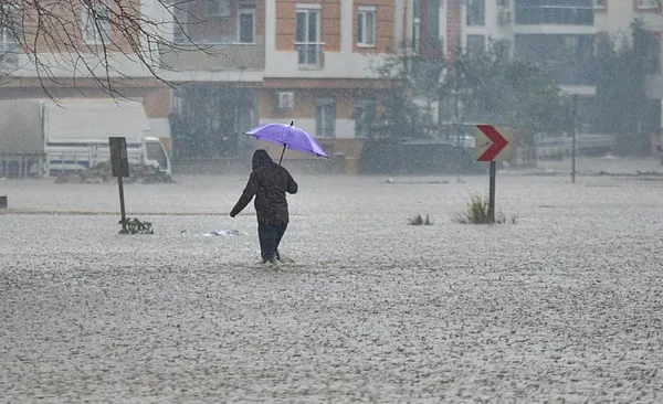 antalyada-sehri-su-basti-valilikten-flas-aciklama-egitime-bir-gun-daha-ara-verildi-1707828680090.jpeg Antalya'da şehri su bastı! Valilikten flaş açıklama: Eğitime bir gün daha ara verildi - 4