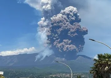 Etna Yanardağı patladı! Gökyüzü külle kaplandı!