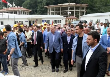 Erdoğan, RTEÜ Geliştirme Vakfı Güneysu Konakları inşaat sahasında incelemelerde bulundu