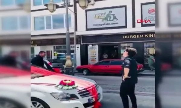 Yılmaz Morgül gelin arabasını durdurdu damadı araçtan indirdi! İşte o anlar - 2