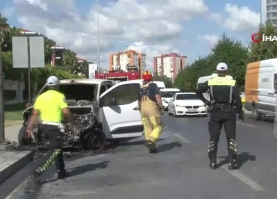 Bakırköy’de bir araç alev alev yandı