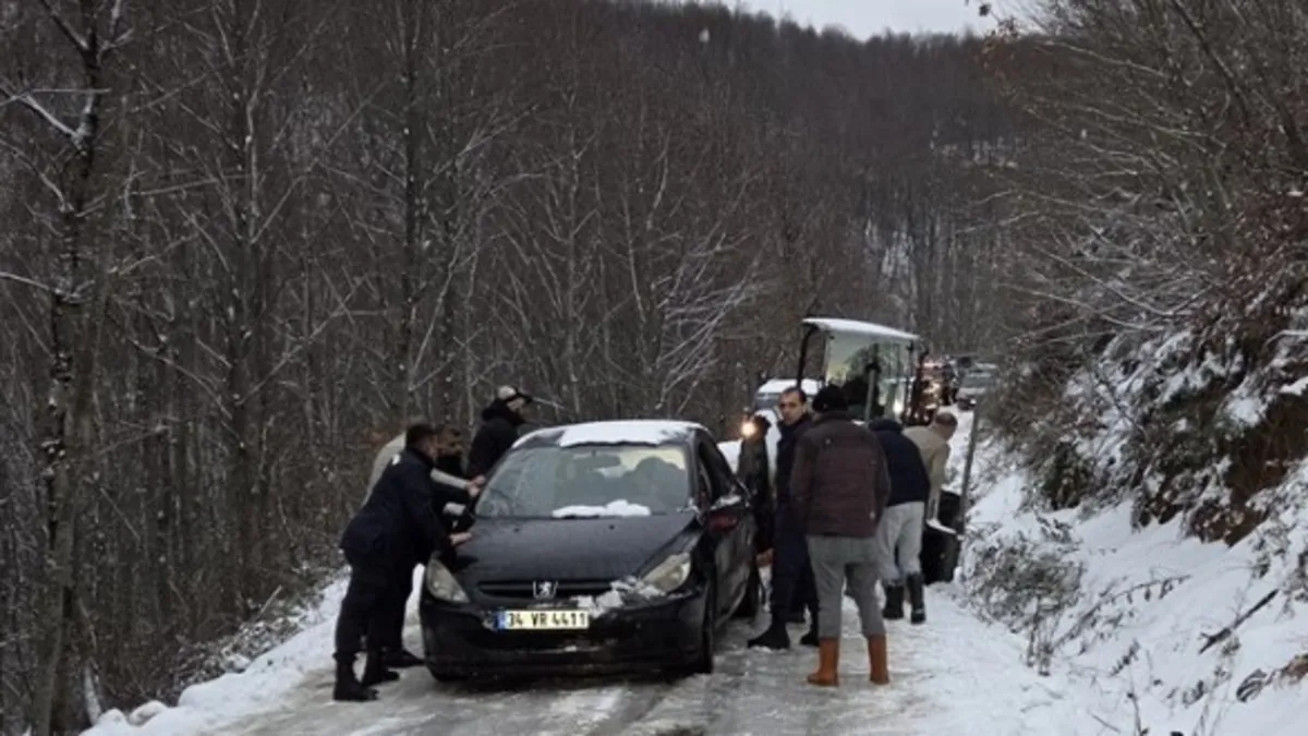 Yalova'da yoğun kar mahsur bıraktı! 10 araçtaki 35 kişi kurtarıldı