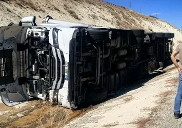 Erzurum'da yoldan çıkan TIR yan yattı!