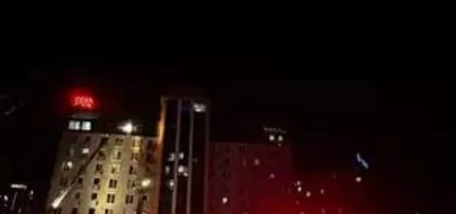 Beyoğlu’nda korku dolu anlar! 4 katlı binanın çatısında yangın çıktı