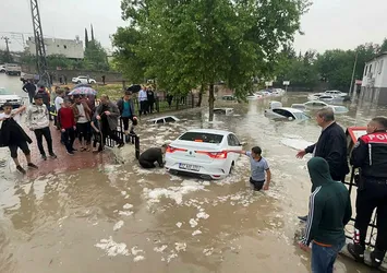 Adıyaman'da sağanak yağış sonrası araçlar su altında kaldı! Ev ve depoları su bastı! Vatandaşlar zor anlar yaşadı
