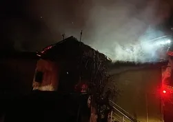 Erzincan’da müstakil ev alevlere teslim! Canlarını zor kurtardılar
