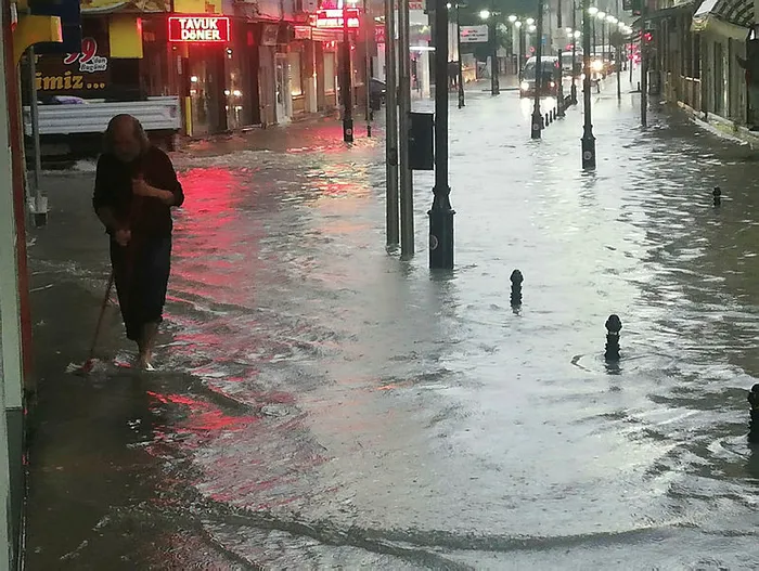 Samsun Bafra'da sağanak! Su basan iki okulda eğitime ara verildi - 3