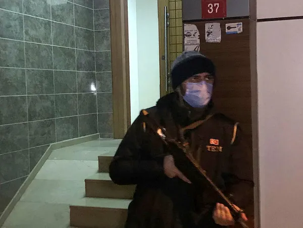 istanbulda-deas-operasyonu-18-supheli-gozaltinda-1616544153579.jpg İstanbul'da DEAŞ operasyonu: 18 şüpheli gözaltında - 2