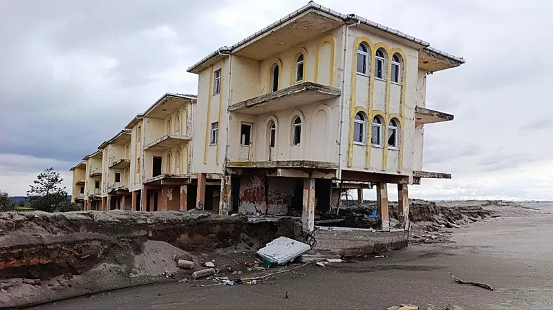 Karasu'da korkutan görüntü! Kıyı erozyonu yıkımın eşiğine getirdi - 1