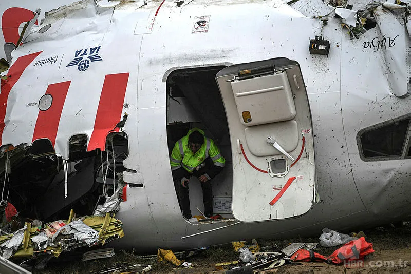 Son dakika: Pegasus uçağının enkaz kaldırma çalışmaları sürüyor 9