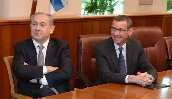 Bunlar hem katil hem kansız! İşgalci Netanyahu’nun danışmanı Regev çıplak gözaltına alınan Filistinlilerle aklı sıra dalga geçti