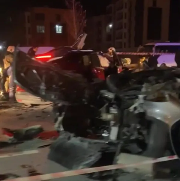 1704568231455.jpg Refüjü aştı karşı şeritteki araca fena çarptı! Başakşehir’de öldüren kaza - 3