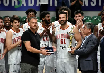 Galatasaray Fenerbahçe'yi devirerek şampiyon oldu! 3 sayı farkla gelen kupa...