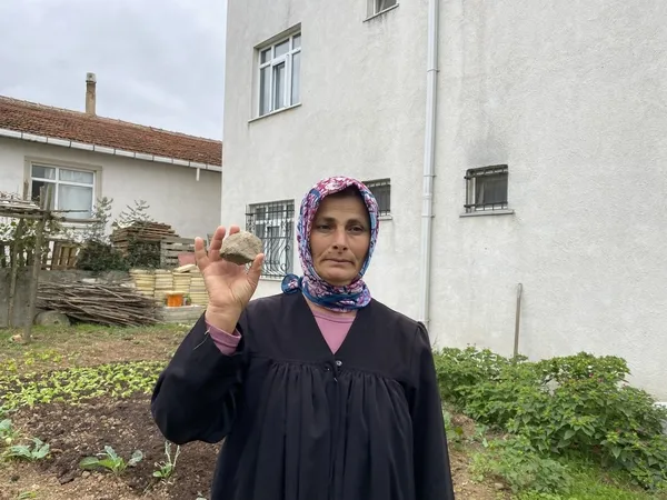 1666101297521.jpg Çekmeköy'de inanılmaz olay! 'Başımıza taş yağacak' deyimi gerçek oldu - 4