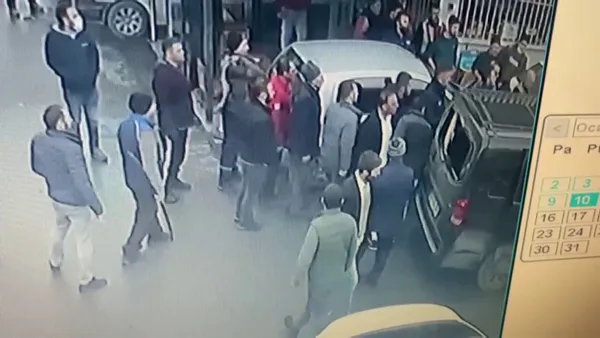 1641897057541.jpg Film sahnelerini aratmayan taciz kovalamacası: Minibüsün arka camından girip dövdü - 4