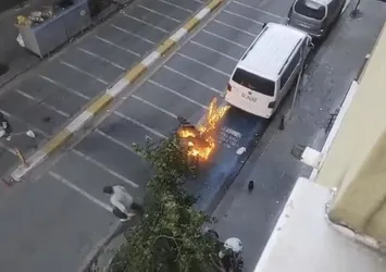 İstanbul'da yanan motora ilginç müdahale! Camdan kovayla su fırlattı