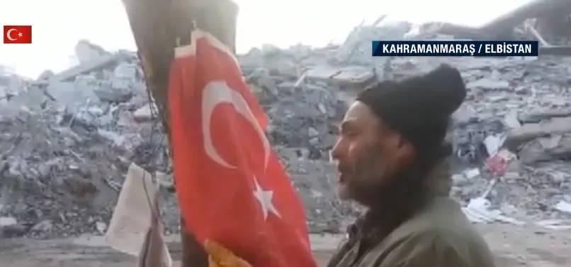 Kahramanmaraş Elbistan'da tüyleri diken diken eden görüntü! Depremzede Türk bayrağını öperek dua etti: Bayrağımı indirme ezansız bırakma Allah'ım