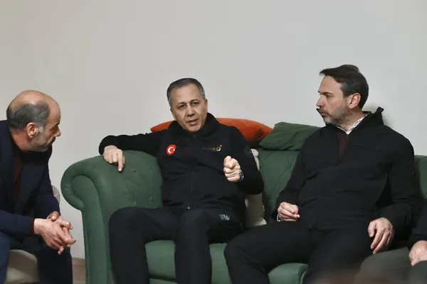 ali-yerlikaya-ve-alparslan-bayraktardan-erzincandaki-madencilerin-ailelerine-gecmis-olsun-ziyareti-1708373357632.jpeg Bakan Ali Yerlikaya ve Alparslan Bayraktar'dan Erzincan'daki madencilerin ailelerine ziyaret - 3