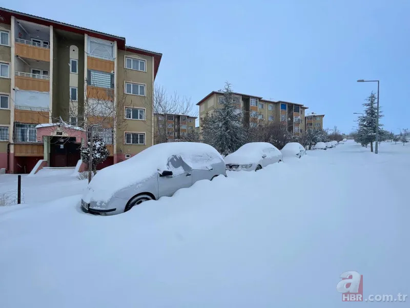 Hakkari'de kar yağışı şehri beyaza bürüdü! Onlarca köy yolu ulaşıma kapandı 14