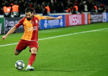 Galatasaray'da Şener Özbayraklı takımdan ayrılıyor!