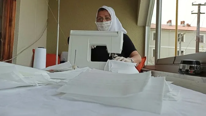 Düzce'de terzi kadın, evinde maske dikip, mahalle halkına dağıtıyor - 2