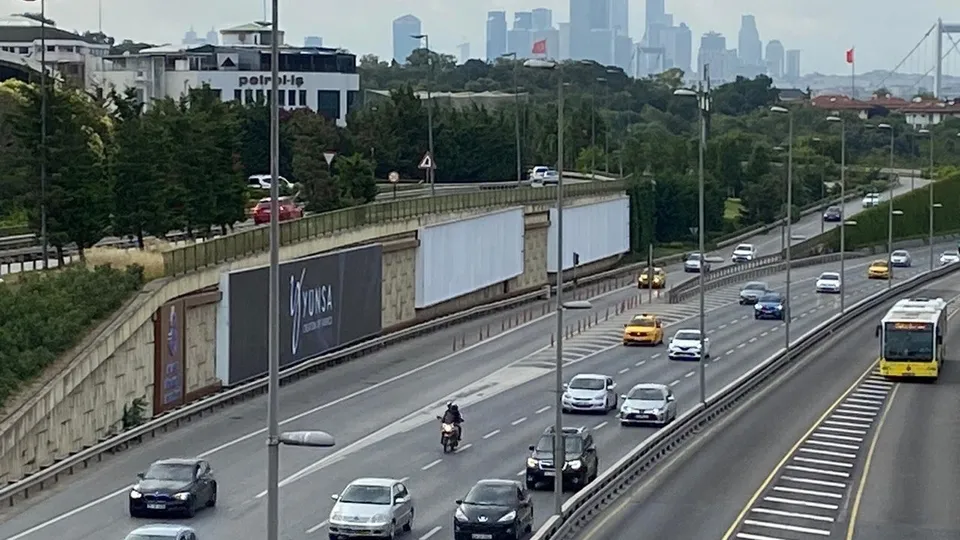 CHP'li İBB dikey bahçeler yerine grafitiden sonra reklam panoları koydu!