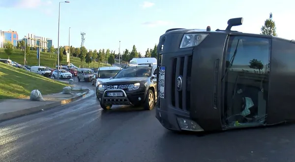 İstanbul Bağcılar'da kayganlaşan yolda minibüs devrildi - 1