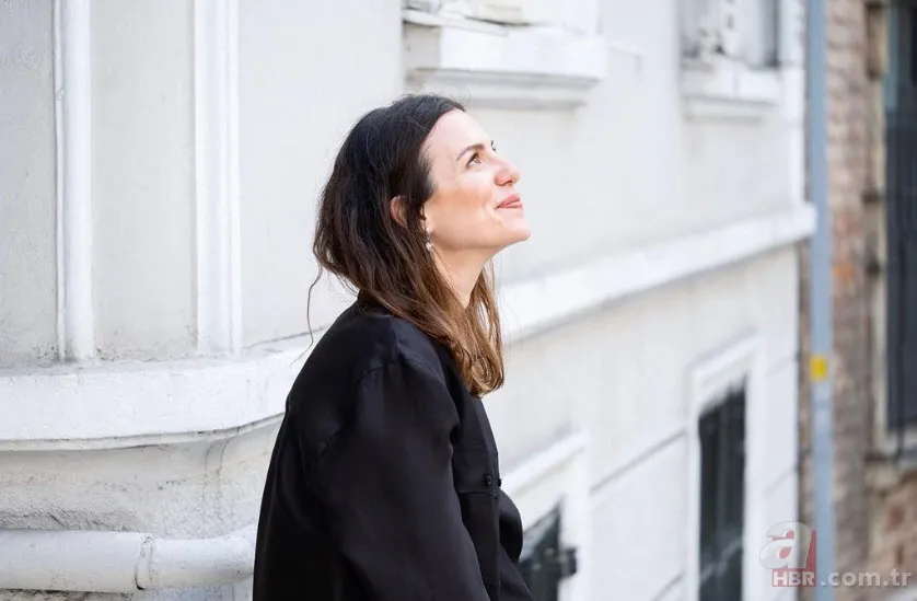 Kenan İmizalıoğlu'nun güzel eşi Sinem Kobal kardeşiyle aynı dizideymiş! Selena'da birlikte oynamışlar... 12