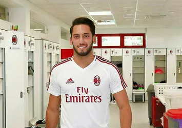Hakan Çalhanoğlu resmen Milan'da