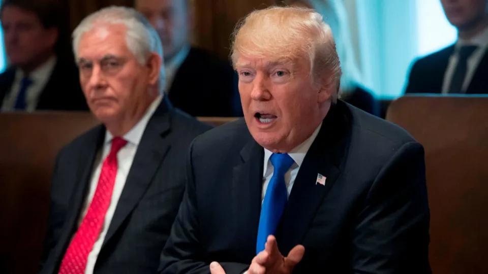 Eski bakan Rex Tillerson Donald Trump'ı bombaladı