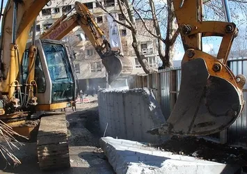 Mitrovica'yı ikiye ayıran duvar yıkıldı