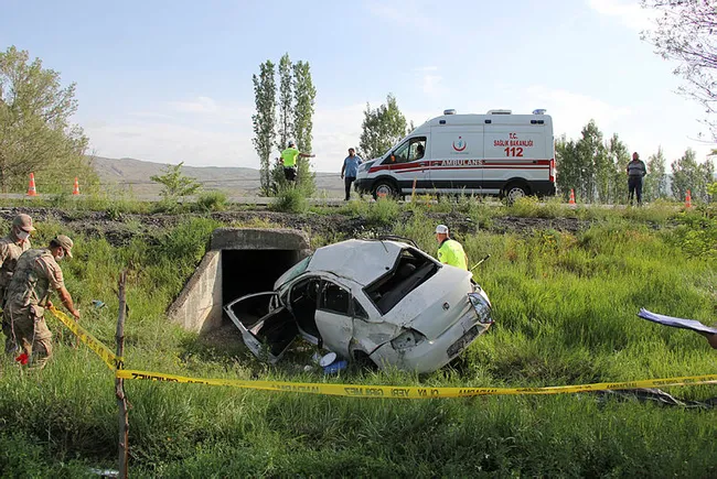 Sivas'ta otomobil devrildi: 2 ölü, 2 yaralı - 2