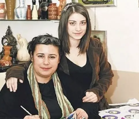 Hazal Kaya’nın annesi kiracısıyla birbirine girdi! Herkes pencereye koştu! Ya15 bin lira yatır ya da çık