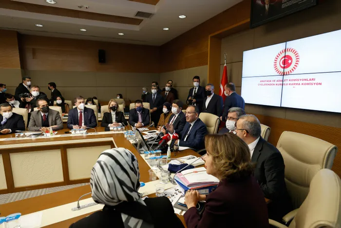 Son dakika: Terörist Volkan Bora ile fotoğrafları ortaya çıkan HDP'li Semra Güzel'in dokunulmazlık dosyası Karma Komisyon'da - 6
