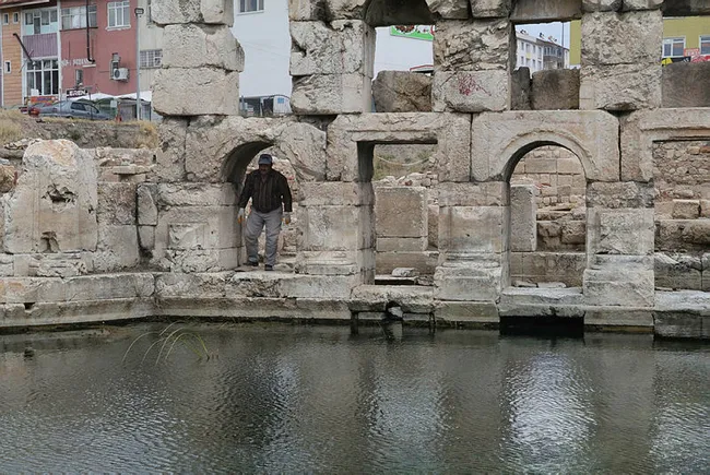 yozgattaki-basilica-therma-roma-hamaminda-kazi-ve-temizleme-calismasi-yeniden-baslatildi-1624110322288.jpg Yozgat’taki Basilica Therma Roma Hamamında kazı ve temizleme çalışması yeniden başlatıldı - 5