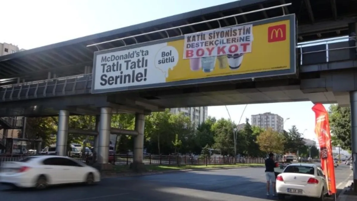 Katliam destekçilerine geçit yok! McDonald's reklamına boykot pankartı asıldı