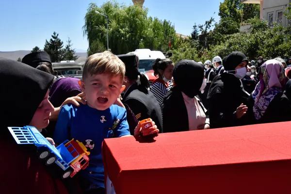 Şehit Burak Tok'un cenazesinde gözyaşları sel oldu - 2