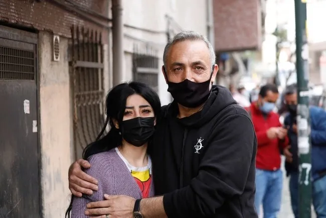 Zeytinburnu'nda çöken binanın altında kalmaktan son anda kurtuldu! O anları gözyaşlarıyla anlattı - 2