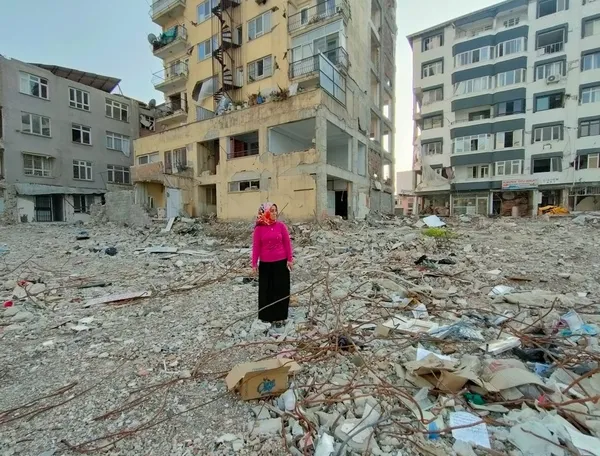 her-gun-geldigi-enkaz-bolgesinde-komsulari-ve-arkadaslari-icin-gozyasi-dokuyor-komsularim-halkimiz-yasasaydi-d-1684226459321.jpg Her gün geldiği enkaz bölgesinde, komşuları ve arkadaşları için gözyaşı döküyor: Komşularım, halkımız yaşasaydı da...