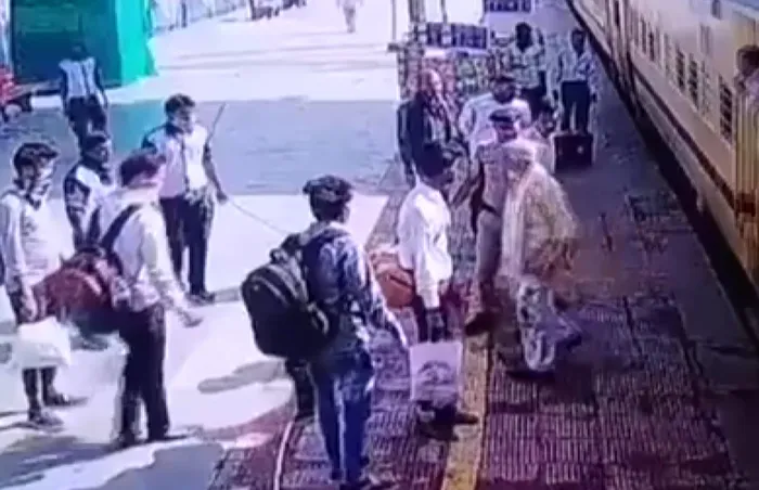 Korkunç anlar! Trenden düştü polis böyle kurtardı - 3