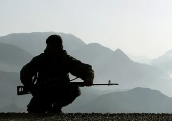 Hakkari'de PKK'dan taciz ateşi: 5 korucu yaralandı!