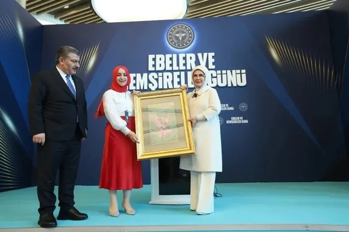 Emine Erdoğan sağlık çalışanlarıyla buluştu: Her şey değişse de bir şey baki kalıyor