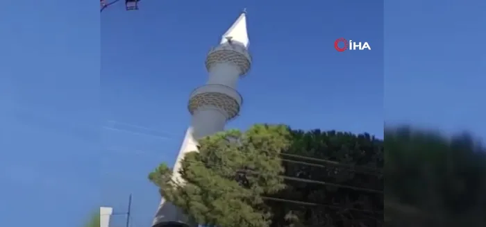 İş makinesi dokundu minare böyle yıkıldı - 1