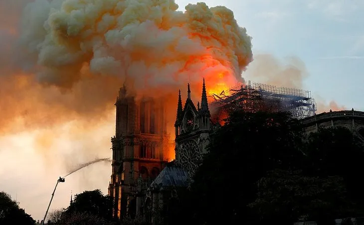 Notre-Dame Katedrali’ndeki yangından hangi tarihi eserler kurtarıldı?