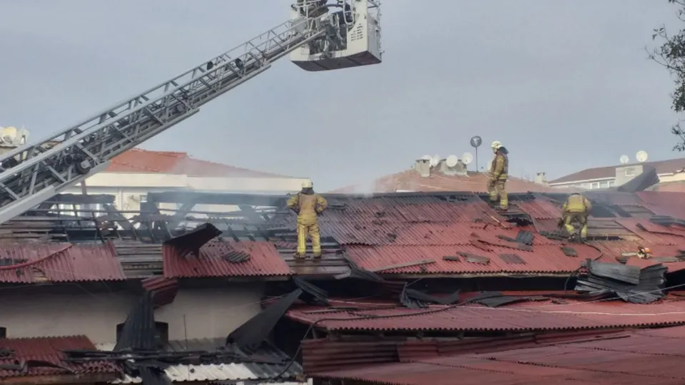 Üsküdar'daki tarihi köşkte yangın: Alevlere teslim oldu