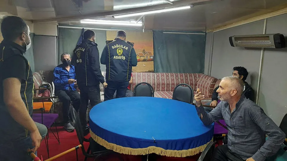 Son dakika | Bağcılar'da 'pes artık' dedirten görüntüler! Vatandaş ısrar ediyor! Kumar baskını
