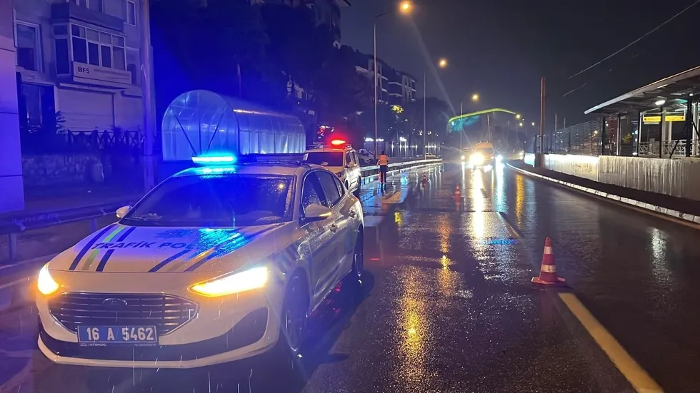 Bursa’da bariyerlere çarpan otomobilin motoru koptu - 4