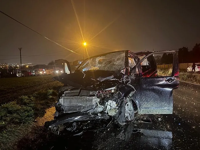 arnavutkoyde-feci-kaza-iett-otobusu-ve-hafif-ticari-carpisti-1-olu-1-yarali-1769502982006.jpeg Karşı şeride geçen İETT otobüsü dehşet saçtı: 1 ölü 1 yaralı - 1